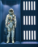 에어 로크에 마련된 우주비행사의 필수품인 우주복에 스타일링한 가방과 스카프.
