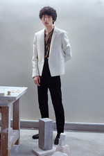 자카르 실크 셔츠·턱시도 재킷·스웨이드 팬츠·더비 슈즈 모두 가격미정 생 로랑 by 안토니 바카렐로 제품.
