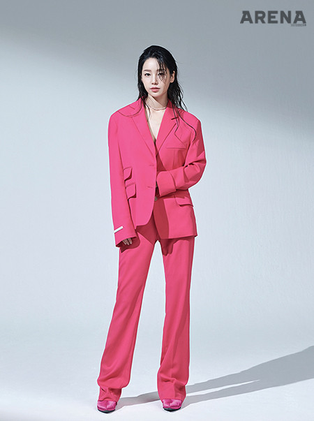 핑크색 새틴 수트는 인스턴트 펑크, 흰색 브래지어는 H&M, 벨트와 슈즈는 모두 스타일리스트 소장품.