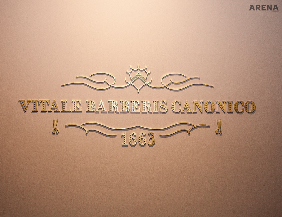 쇼룸 벽면을 채우고 있는 비탈레 바르베리스 까노니꼬의 로고.