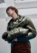 넉넉한 실루엣의 라이트 다운 패딩 재킷 39만원 코스, 호랑이 무늬 팬츠 가격미정 보테가 베네타 제품.