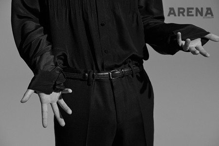 검은색 실크 셔츠는 김서룡, 벨트·팬츠는 모두 스타일리스트 소장품.