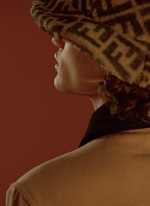 칼라 배색이 돋보이는 재킷 가격미정 H&M 스튜디오, 브랜드 로고를 새긴 퍼 모자 가격미정 펜디 제품.