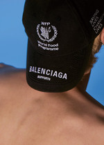 유엔세계식량계획 로고를 전면에 더한 야구 모자 50만원대 발렌시아가 제품. 