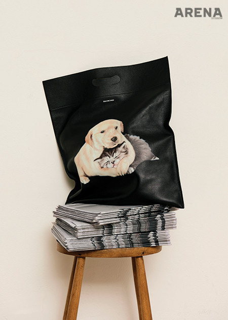 송아지 가죽에 개와 고양이 일러스트를 새긴 플라스틱 쇼퍼백 2백만원대 발렌시아가 제품. 