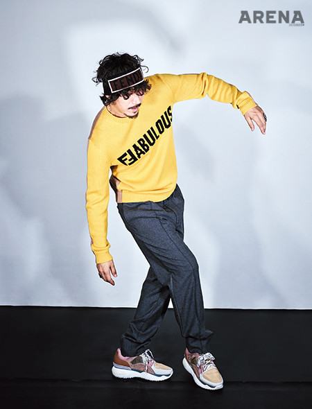 노란색 스웨터·모직 팬츠·니트 헤어밴드·투박한 스니커즈는 모두 펜디 제품.