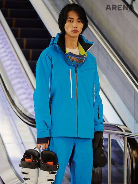 파란색 스키 재킷&팬츠 73만원·고글 28만원·흰색 스키 부츠 78만원·검은색 스키 장갑 가격미정 모두 살로몬 제품.

