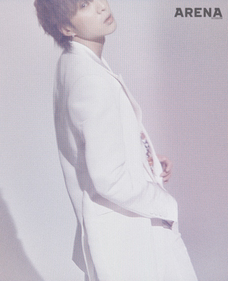 흰색 재킷 김서룡, 꽃무늬 실크 셔츠 디올 맨, 흰색 팬츠 스타일리스트 소장품.