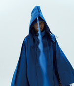 파란색 오버사이즈 코트·후드·목에 건 가방 모두 가격미정 몽클레르 제품. 
