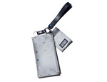 지퍼 파우치와 카드 지갑, 키링으로 구성된 알파 파우치 가격미정 루이 비통 제품.