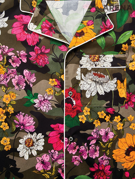 카무플라주 패턴 위에 꽃무늬를 얹은 하와이안 셔츠 89만원 발렌티노 제품.