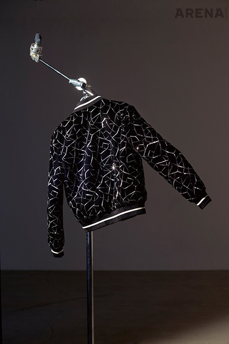 1 반짝이는 비즈가 기하학적 패턴으로 나열된 벨벳 소재 테디 재킷 가격미정 생 로랑 제품. 

