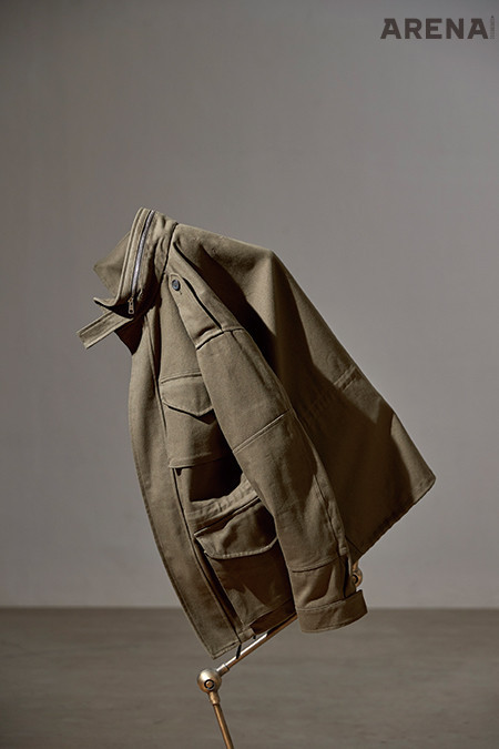 4 단단한 형태감을 갖춘 빛바랜 카키색 사파리 재킷 가격미정 8 by 육스 제품.
