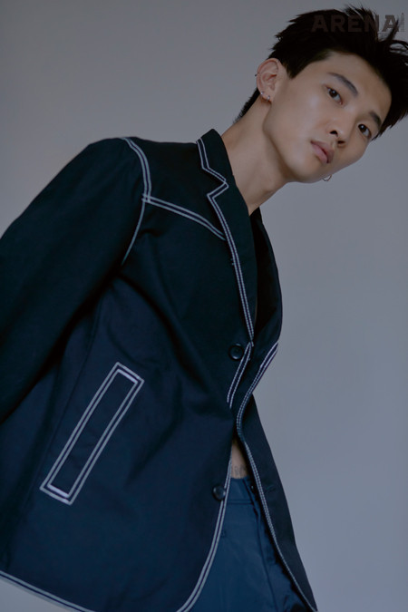 11 흰색 스티치 장식의 짙은 남색 블레이저 가격미정 오니츠카타이거 재킷 제품. 

