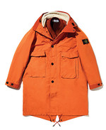 탈착 가능한 시어링 후드와 울 소재의 이너 재킷으로 구성된 주황색 파카 2백70만원대 스톤 아일랜드 제품. 