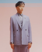DIOR MEN 하늘색 더블 재킷·하늘색 실크 소재 셔츠·와이드 팬츠·브로치 모두 가격미정 디올 맨 제품.