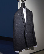 줄무늬 셔츠·반짝이는 스팽글 장식의 싱글 버튼 재킷 모두 가격미정 생로랑 by 안토니 바카렐로 제품. 