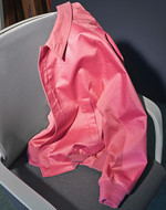 광택이 감도는 분홍색 보머 재킷 가격미정 디올 맨 제품. 
