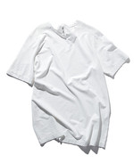 네크라인에 트임과 어깨에 니트 밴딩을 부착해 활동성을 높인 티셔츠 23만9천원 트랜짓 by I.M.Z 프리미엄 제품.
