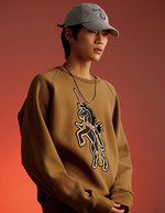 유니콘 모티브 패치 스웨트 셔츠 가격미정 닐 바렛, 핀 스트라이프 야구 모자 6만8천원 프레드 페리, 목걸이 1백15만원 크롬하츠 제품.