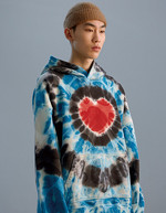 타이다이 프린트의 후드 티셔츠 95만원대 아미리 by 매치스패션, 캐시미어 비니 3만9천9백원 H&M 제품.