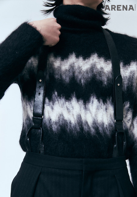 모헤어 인타르시아 소재의
터틀넥 스웨터·검은색 팬츠·레더
소재 서스펜더 모두 가격미정 생
로랑 by 안토니 바카렐로 제품.