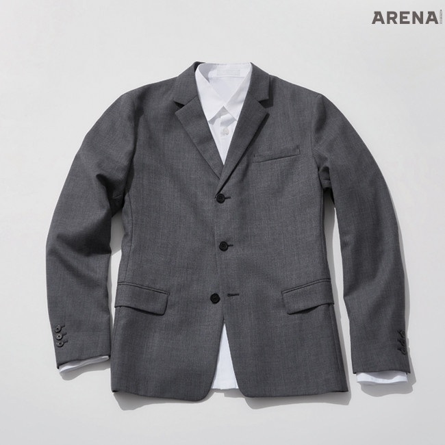 회색 수트 재킷·흰색 셔츠 모두 가격미정 프라다 제품. 프라다의 2021 S/S 컬렉션은 미니멀리즘을 지향한다. 무채색으로 이뤄진 컬렉션, 군더더기 없이 말쑥한 재킷과 코트들. 극도의 간결함을 뽐내는 수트는 비즈니스 룩으로도 손색없다.