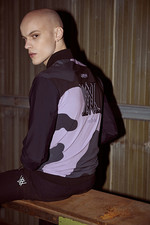 퍼플 카무플라주 스윙 재킷·블랙 컬러 기능성 팬츠 모두 어뉴골프 제품.