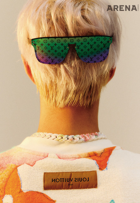 모노그램 패턴의 미러렌즈
선글라스·테리 소재 스웨트
셔츠·링크 체인 목걸이 모두
가격미정 루이 비통 제품.