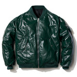 광택이 도는 초록색 보머 재킷 가격미정 프라다 제품.