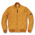 간절기에 가볍게 착용하기 유용한 주황색 보머 재킷 89만5천원 C.P. 컴퍼니 제품.
