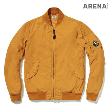 간절기에 가볍게 착용하기 유용한 주황색 보머 재킷 89만5천원 C.P. 컴퍼니 제품.