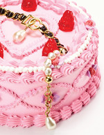 진주와 골드 체인 조합의 초커 가격미정 돌체앤가바나, 분홍색 케이크 티도스룸 제품.