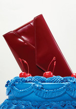 페이턴트 레더 소재 파우치 가격미정 생 로랑 by 안토니 바카렐로, 체리 장식의 파란색 케이크 죠지 제품.