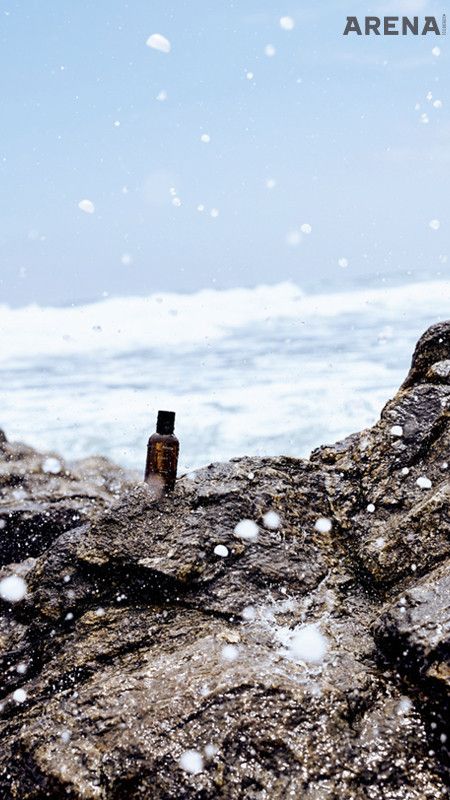 따뜻한 스파이스, 드라이한 우드 노트, 은은한 스모키 향을 베이스로 사용해 해안과 지중해에서 자라는 식물을 연상시킨다. 바다 저 멀리 바위로 이뤄진 투박한 해안가를 모티브로 한 카르스트 오 드 퍼퓸 50mL 21만원 이솝 제품.