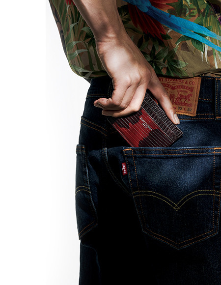 갈색과 검은색이 조합된 가죽 소재 카드 지갑 가격미정 생 로랑 by 안토니 바카렐로, 하와이안셔츠 가격미정 에트로, 데님 팬츠 6만9천원 리바이스 제품.