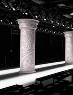 신전의 유적을 연상시키는 기둥이 특징인 컬렉션장.