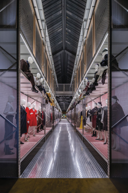 전시장의 메인 공간, 라프
시몬스가 선별한 아카이브
컬렉션이 진열되된 마가지노.