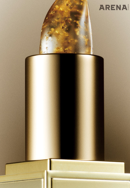 미세한 입자의 금가루를 함유한 밤이 벨벳처럼 부드럽게 발리는 립 블러시 립밤 3g 7만9천원 톰 포드 뷰티 제품. 