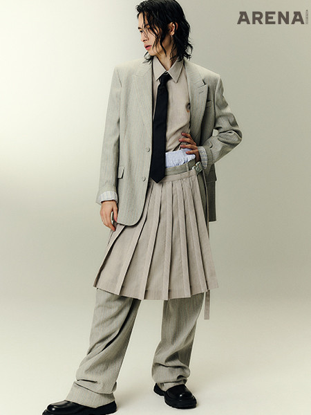 싱글브레스트 재킷·셔츠·줄무늬 브리프·버클
장식 킬트·와이드 팬츠·자수 장식 블랙
타이·청키한 부츠 모두 가격미정 디올 맨 제품.