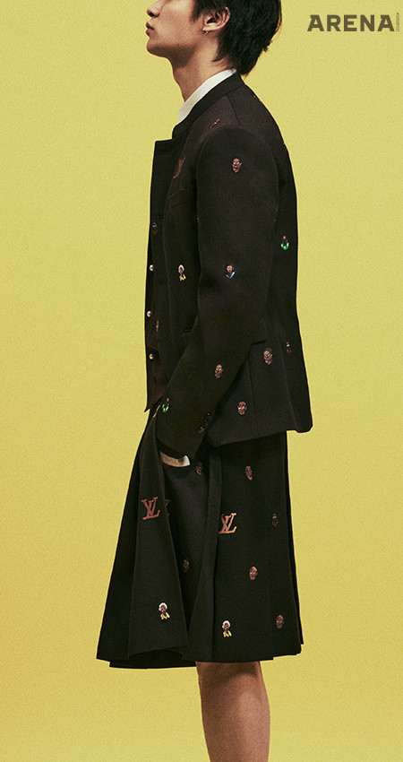 QULOTTE PANTS
아티스트 헨리 테일러의 초상화를 자수로 새긴 오피서 칼라
재킷·셔츠·카디건·퀼로트 팬츠 모두 가격미정 루이 비통 제품.