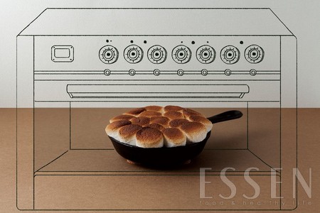 6. ⑤의 스킬릿을 180℃의 오븐에 넣고 10분가량 마시멜로가 노릇해질 정도로 굽는다. 남은 크래커 또는 빵을 찍어 먹는다.