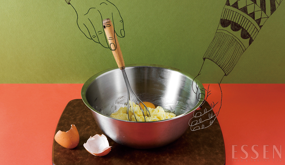 달걀을 한 개씩 깨 넣고 고운 크림 상태가 될 때까지 휘핑한다.