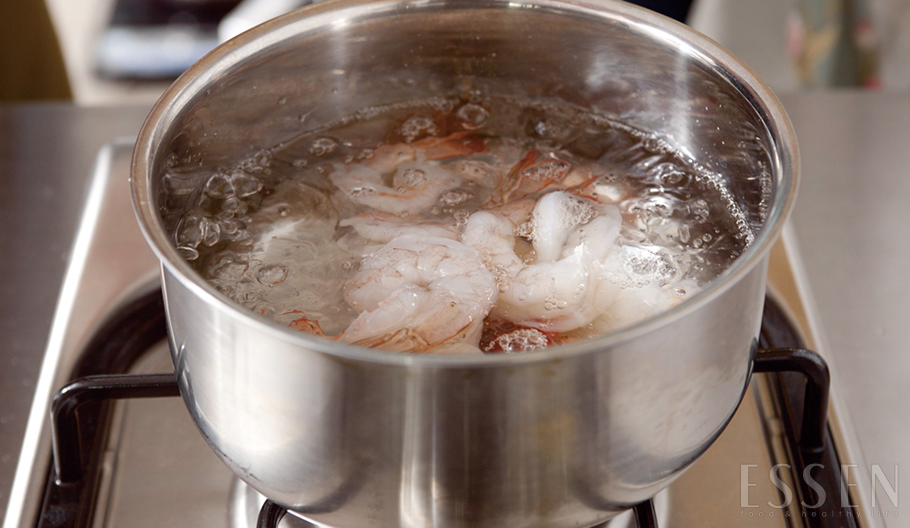손질한 새우는 끓는 물에 넣어 핑크빛이 돌 정도로 살짝만 데칩니다. 