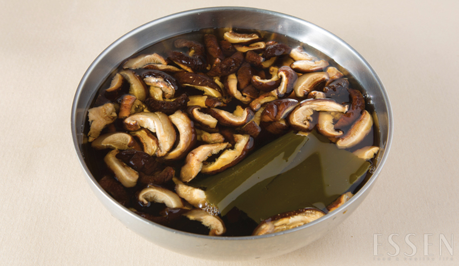 말린 표고버섯과 다시마를 물에 넣고 냉장실에서 하루 정도 우린다. 

COOKING TIP 
밥물로 표고버섯과 다시마 우린 물을 활용한다. 육수를 따로 내지 않고 말린 표고버섯과 다시마를 하루 정도 우린 물을 사용하면 감칠맛이 살아난다.