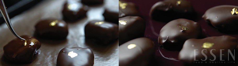 초콜릿이 마르기 전에 식용 금박을 붙여 완성한다.
