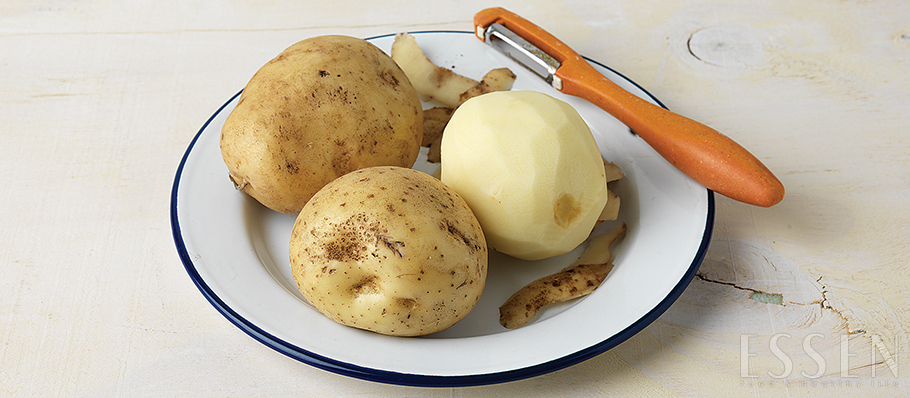 감자는 껍질을 벗겨 반으로 자른다.