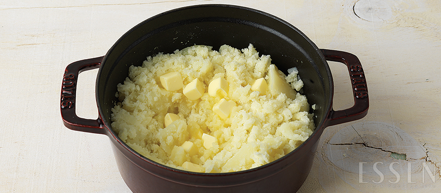 버터와 생크림은 실온에 두어 준비한다. 버터를 잘게 썰어 감자에 넣고 생크림, 소금, 흰 후춧가루를 더해 부드럽게 으깨며 섞는다.