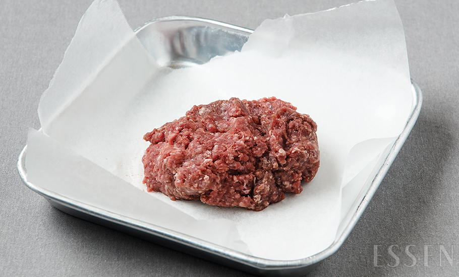 양념장 재료를 모두 볼에 담고 고루 섞는다.

<BR><BR>COOKING TIP <BR>
쇠고기는  에이징 된 것을 사용한다. 고기의 맛이 농축되어 있고 부드러운 식감을 전하기 때문이다.