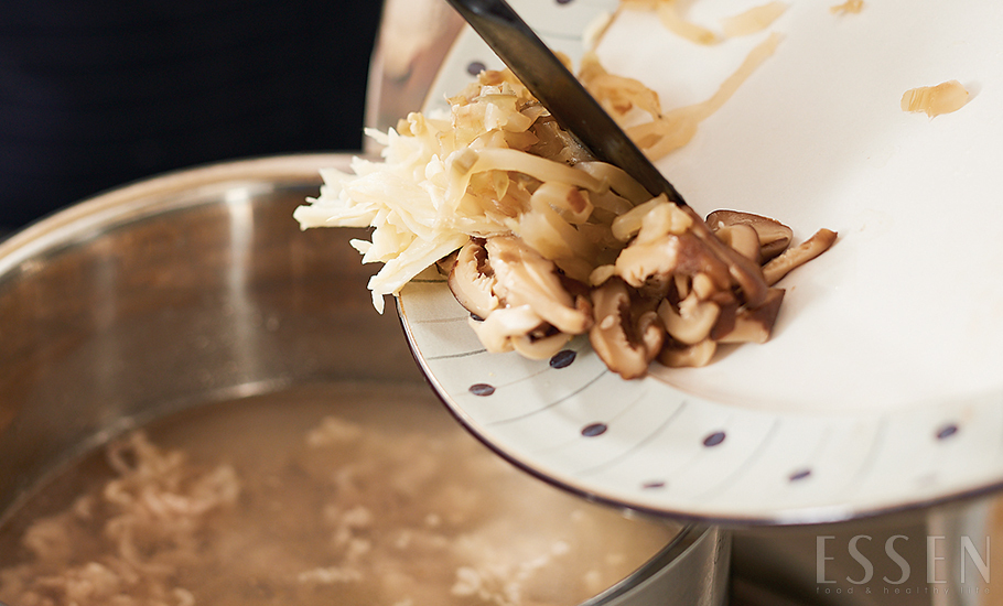 두부와 ③의 재료를 ⑤에 넣고 끓인 다음 녹말물을 넣고 빠르게 저으며 농도를 맞춰요. 수프 정도의 농도면 적당해요.
